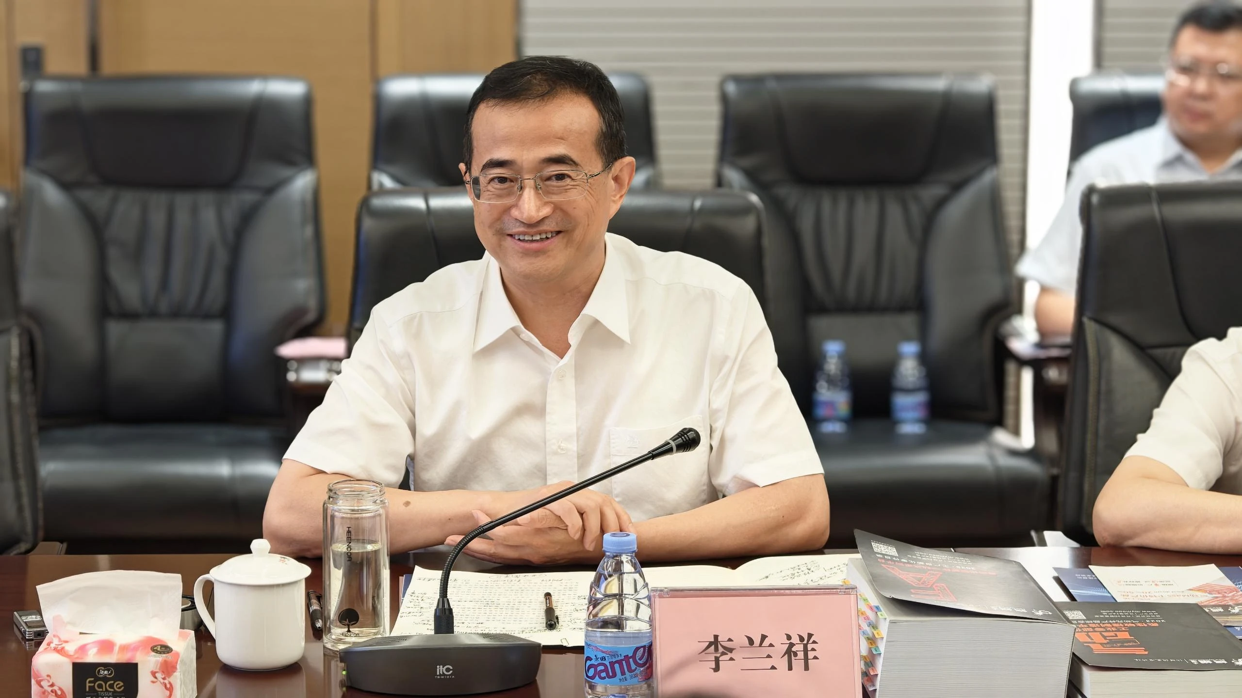 b56fe52dedf679b54e7dee20a7c76546